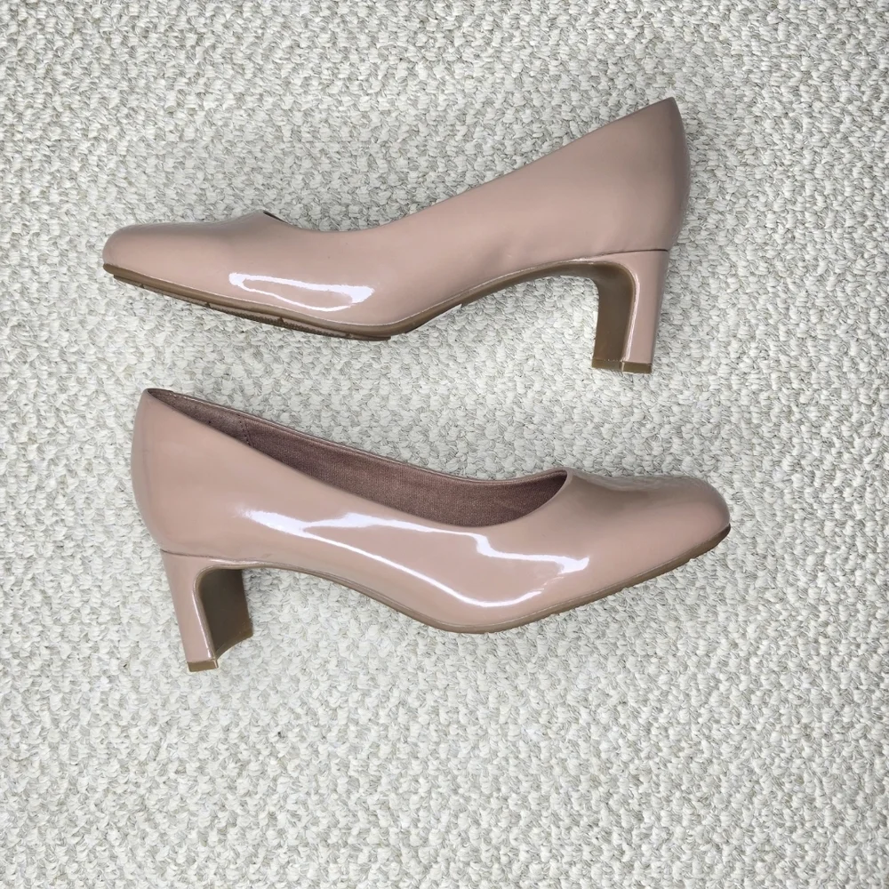 Clarks Kyndall Iris Patent Low Block Heel Pumps NWOB 7.5 Wide